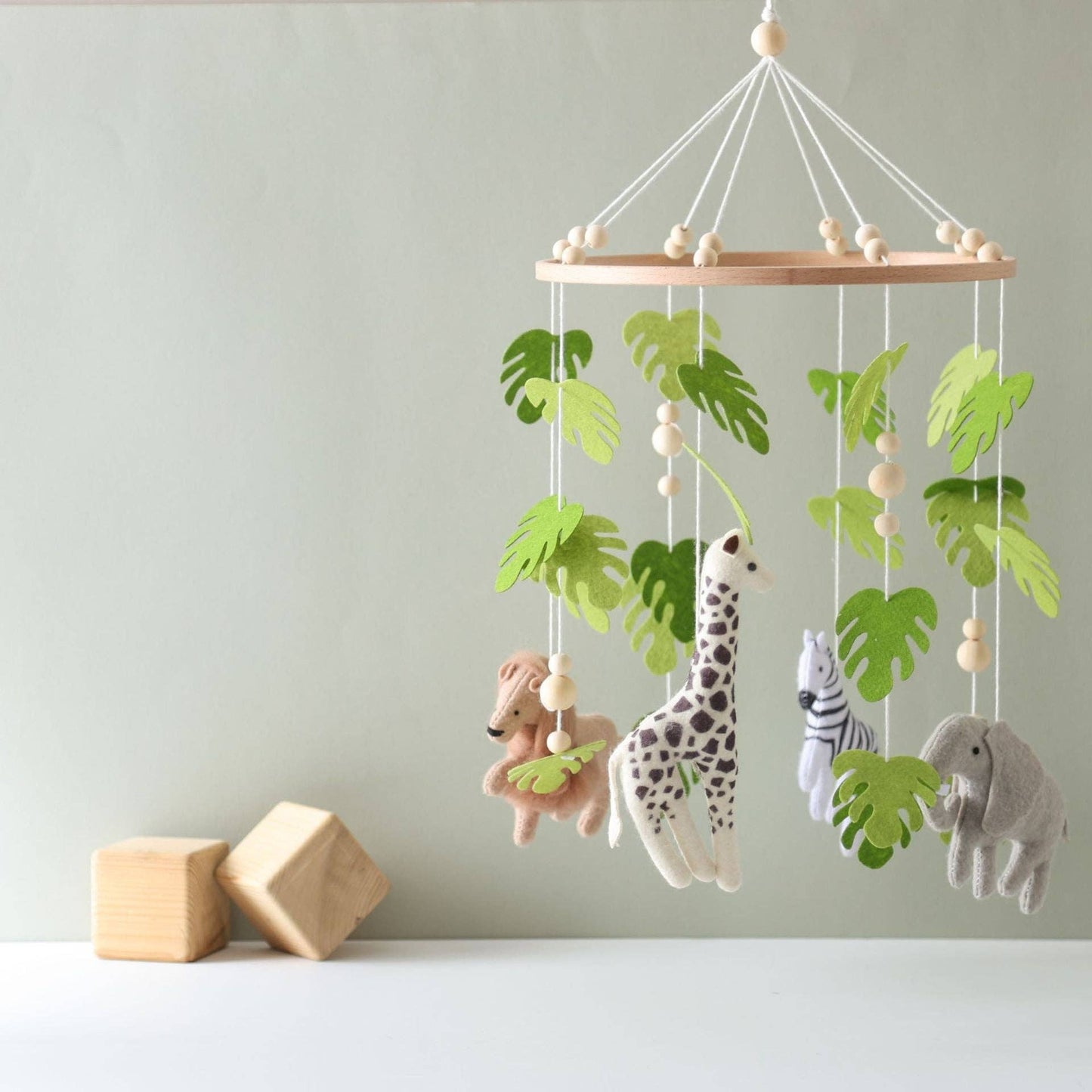 Handgemaakte baby mobiel tropische jungle van vilt en hout