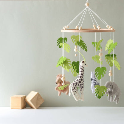 Handgemaakte baby mobiel tropische jungle van vilt en hout