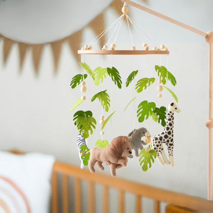 Handgemaakte baby mobiel tropische jungle van vilt en hout