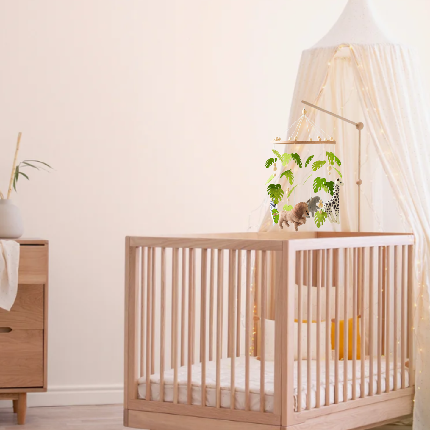 Handgemaakte baby mobiel tropische jungle van vilt en hout